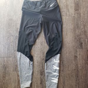 Nike women's medium colorblock athletic leggings